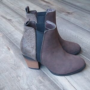 Maurices rebel ankle cowgirl bootie size 6M